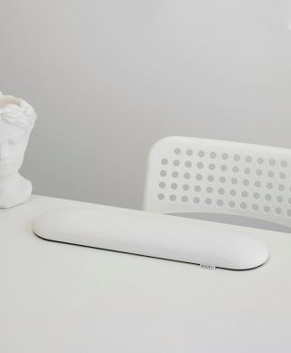 🤍 Nic navíc. Jen kvalitní područka na manikúru CLASSIC SPENVI v odstínu White. Minimalistický design a pohodlí při práci ✔️