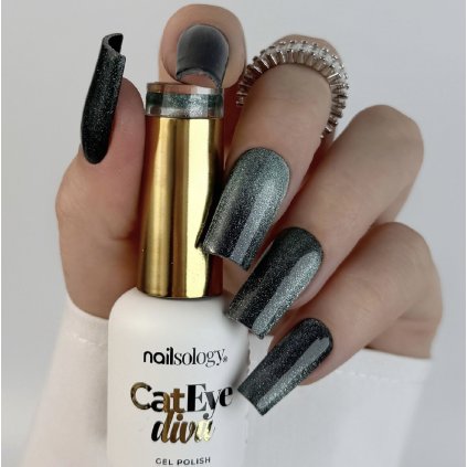 Nailsology Cat Eye Diva 8ml C09 „Meowty Python” Magnetický gél lak s Cat Eye efektom.