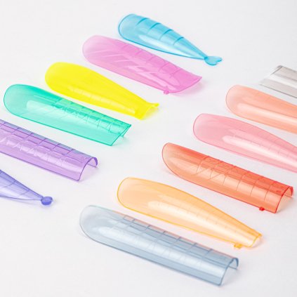 Barevné DUAL formy pro rychlé a přesné prodloužení nehtů gelem nebo akrygelem - 12 tvarů, 288 kusů. Pohodlné přizpůsobení a opakované použití.