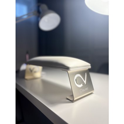 Podložka, která poskytuje stabilní a pohodlné podepření ruky během manikúry. Clavier Podložka na manikúru Super Soft Bílo Zlatá