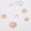 Kovové sněhové vločky ve zlaté a stříbrné barvě, ideální pro zimní a sváteční zdobení nehtů.