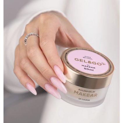 MAKEAR Gel&Go Up Builder gel GU03 Be Cool 50ml Trojfázový stavebný gél s hustou konzistenciou a vysokou tvrdosťou. Samonivelačný, HEMA-free gél vhodný na predlžovanie, dopĺňanie aj spevnenie nechtov. Umožňuje stlačenie tunela a pohodlné pilovanie.