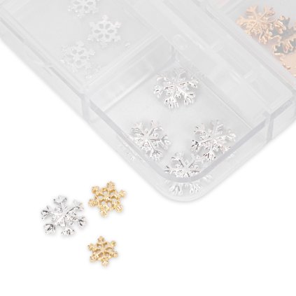 Kovové snehové vločky v zlatej a striebornej farbe, ideálne na zimné a sviatočné zdobenie nechtov.
