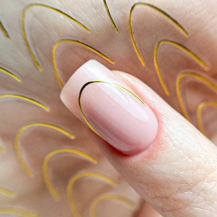 Zlaté nálepky na francúzsku manikúru.