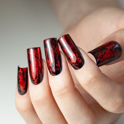 Transparentný farebný top, ktorý dodá manikúre hĺbku, sklenený lesk a výrazný farebný efekt na akomkoľvek podklade. Molly Nails Top Crystal Glass Red 10g