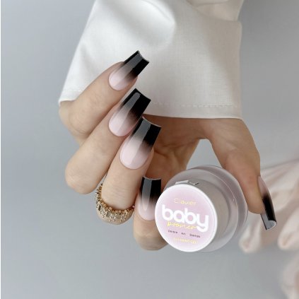 Čierny gél, ktorý je ideálny na ombré, nail art a pečiatkovanie nechtov. Nailsology Clavier Baby Boomer Ombre gél 3v1 3g C07 „Femme Fatale”