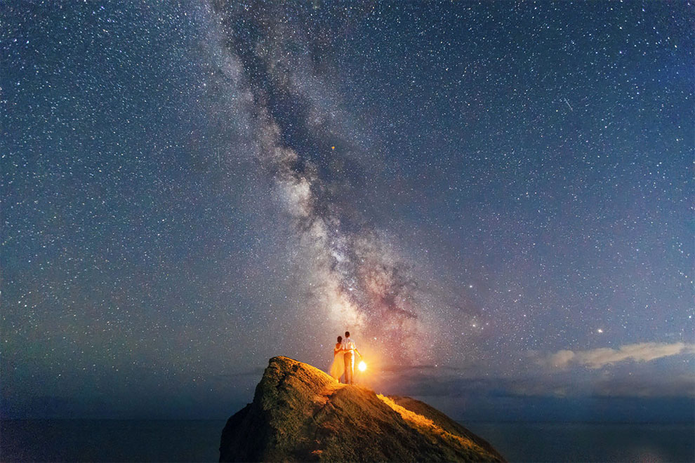 Fotograf Andrei Sheliakin zachytáva siluety milujúcich sa párov na pozadí nočnej oblohy