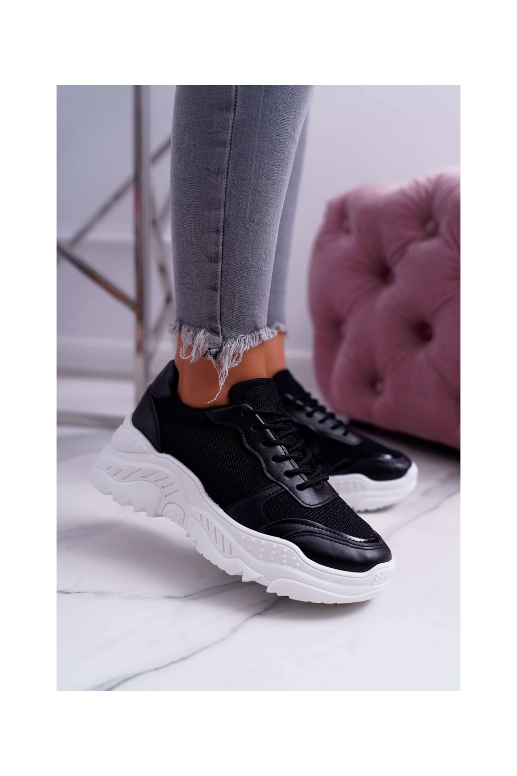 Čierne dámske športové tenisky na hrubšej podrážke, kód produktu 900 BLK BS