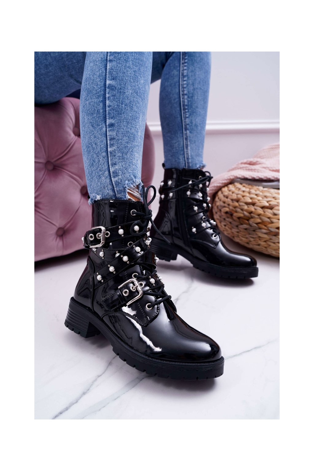 Čierne dámske lakované členkové topánky s perlami, eko koža, kód produktu 17139-32-2 BLK