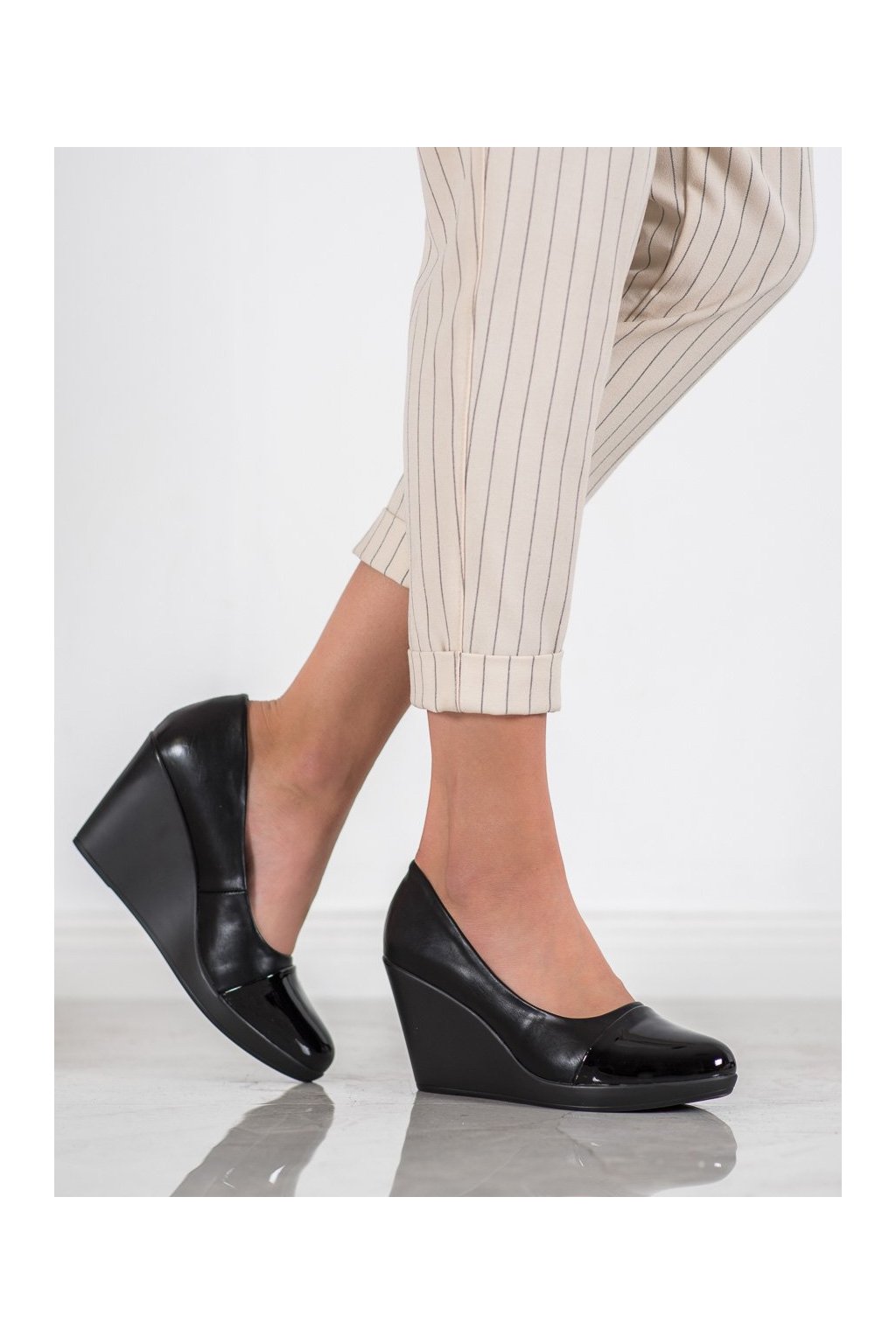 Čierne dámske lodičky na platforme s lakovou a eko kožou, kód produktu J. Star NJSK S0060-1B