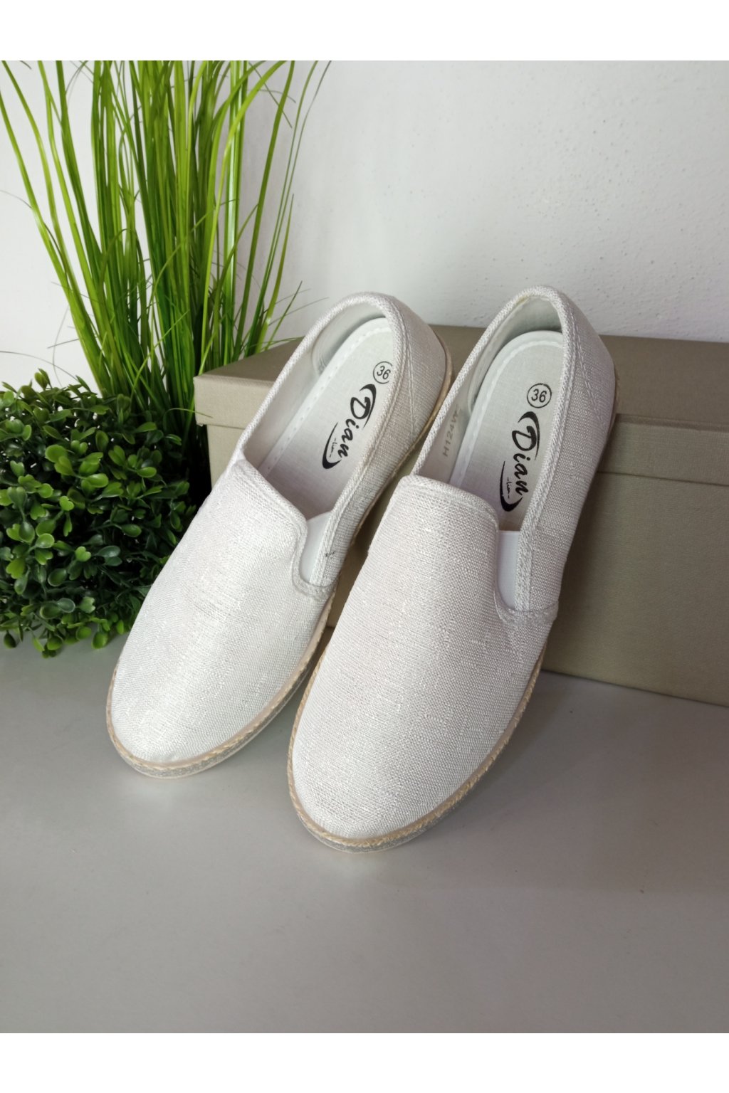 Biele dámske espadrylky s plnou špičkou na vsúvanie, kód produktu H124W