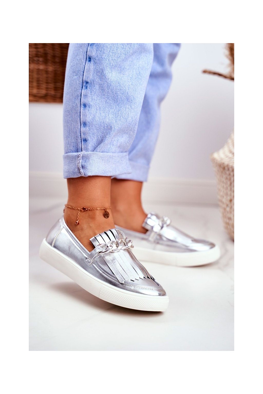 Sivé dámske lesklé tenisky z eko-kože s guličkovou stielkou, kód produktu XW50012 SILVER