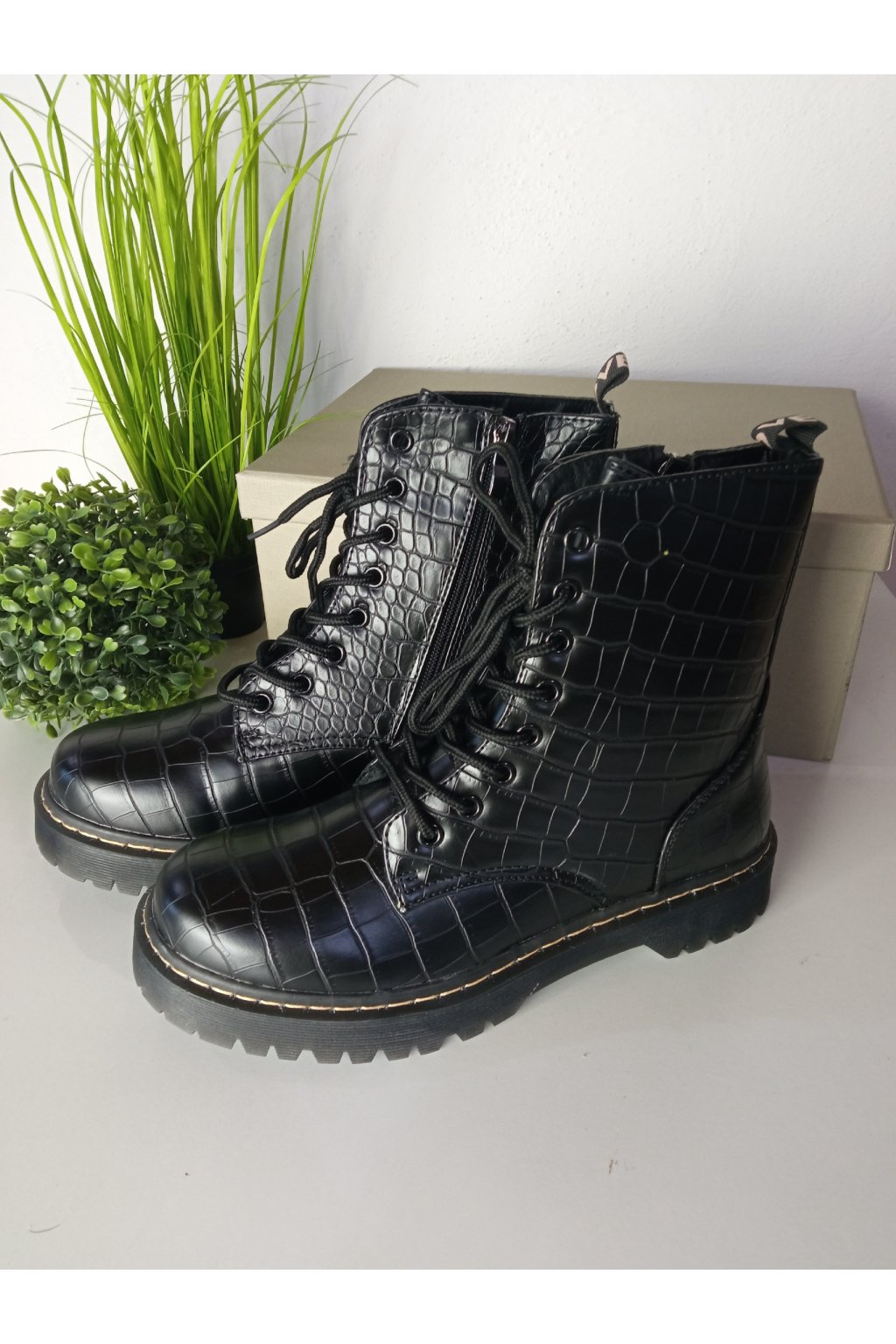 Čierne dámske workery na zips s plnou špičkou a 3-5cm podpätkom, kód produktu LT103B