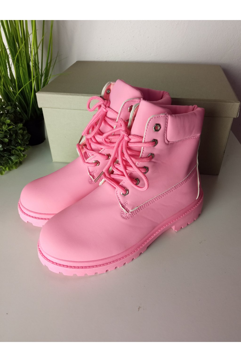 Ružové dámske členkové čižmy na vyššom podpätku, kód produktu F1755