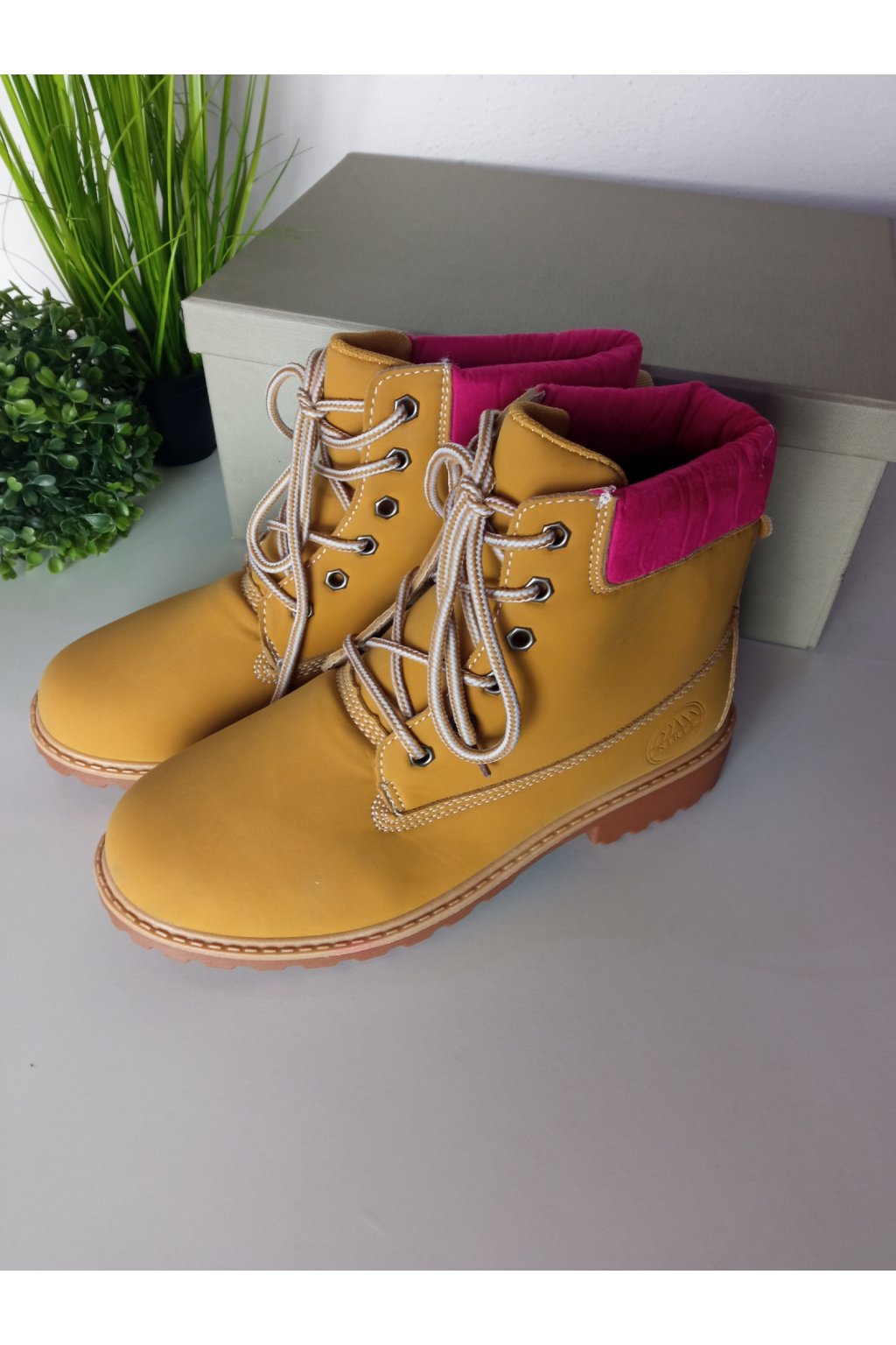 Hnedé dámske traperky z eko kože na plochem opätku, kód produktu NJSK 813RO/S3-14P