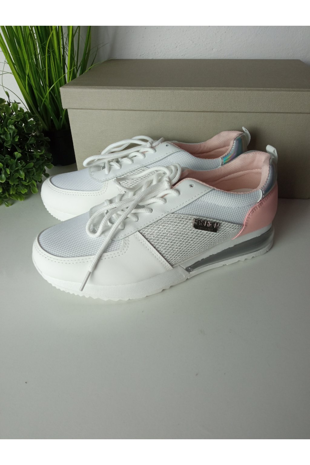 Biele dámske športové tenisky z eko kože na šnúrovanie, kód produktu NJSK C013