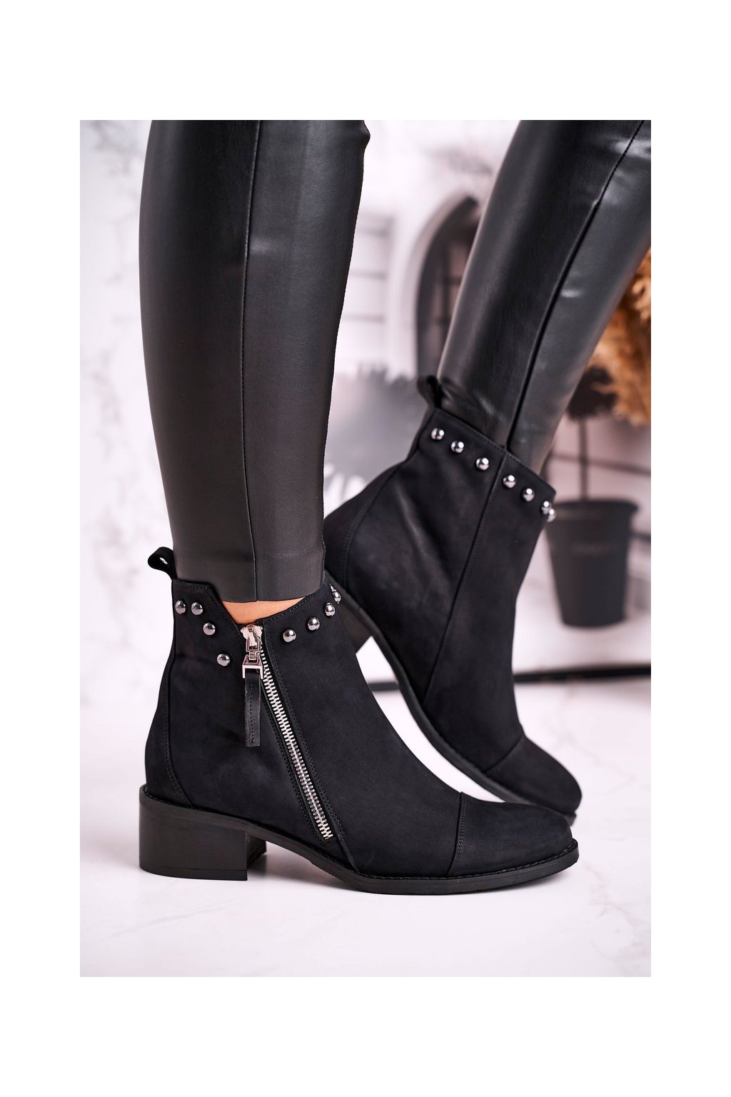 Čierne dámske kožené členkové topánky na podpätku Laura Messi, kód produktu NJSK 1879 BLK
