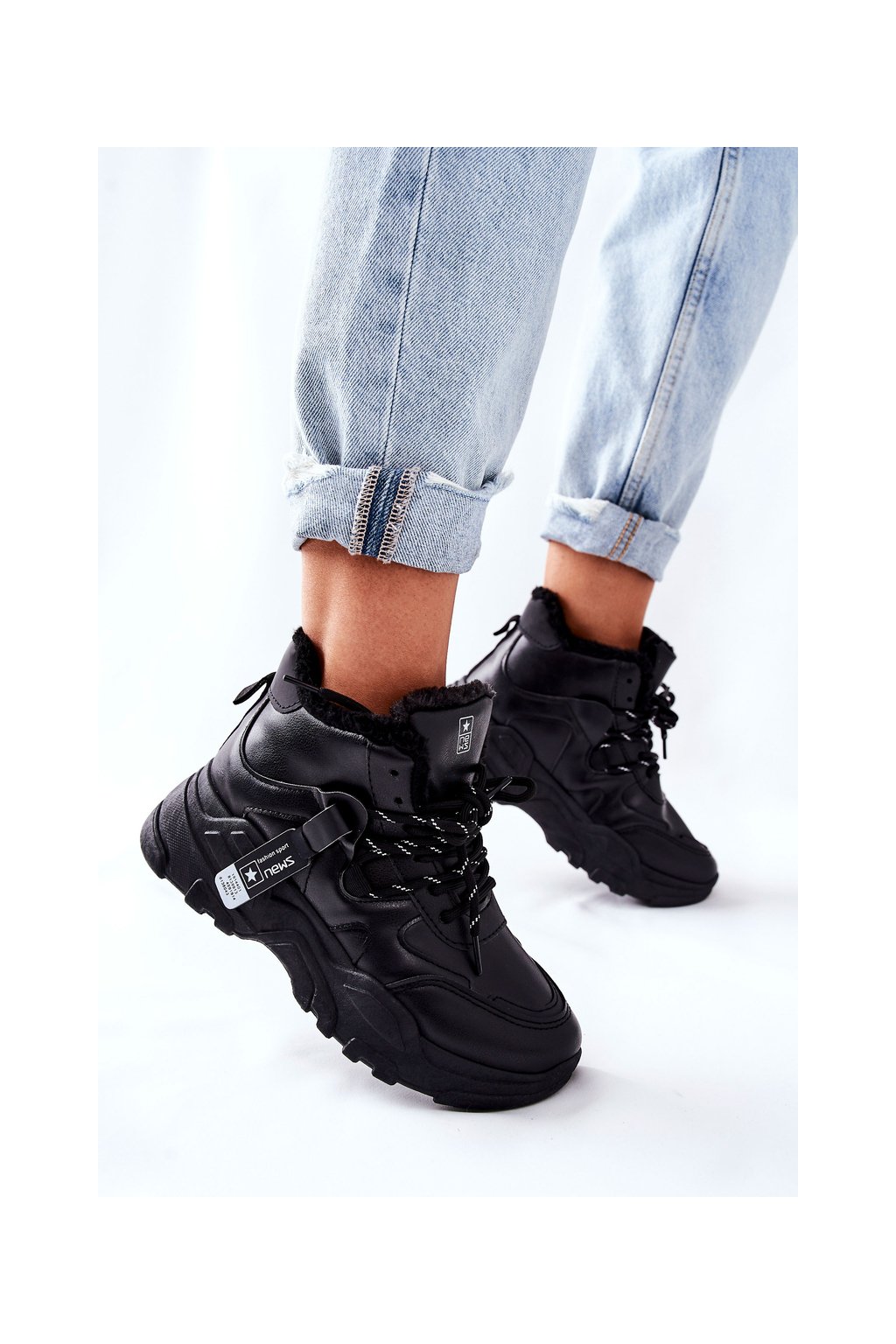 Čierne dámske zateplené tenisky s vysokou podrážkou, kód produktu NJSK 21BT26-4356 BLK