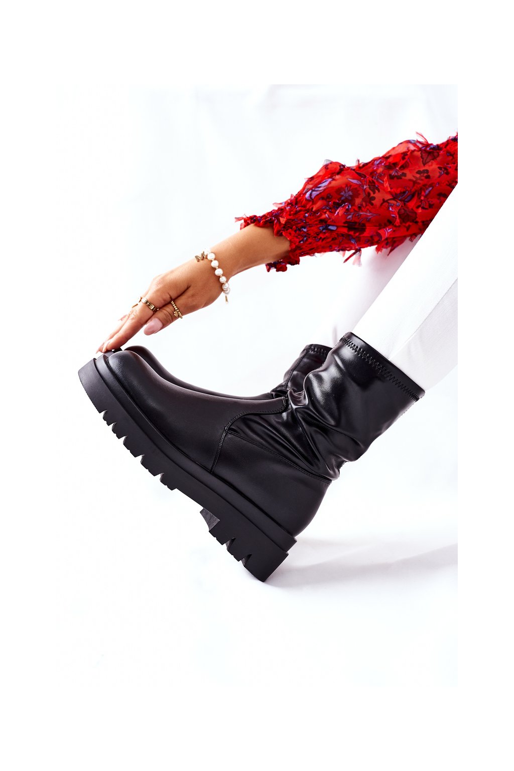 Čierne dámske členkové topánky na podpätku s platformou z pružnej eko kože, kód produktu 212-53A BLK