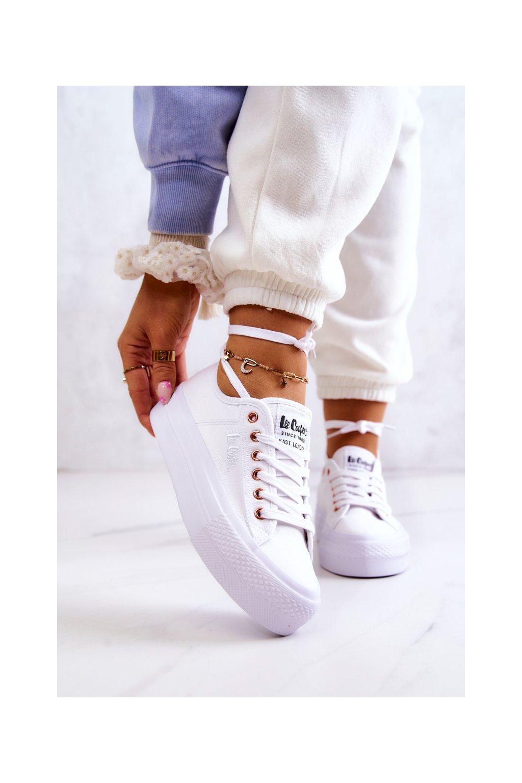 Biele dámske tenisky Lee Cooper na platforme s vyšívaným logom, kód produktu NJSK LCW-22-31-0890L WHT
