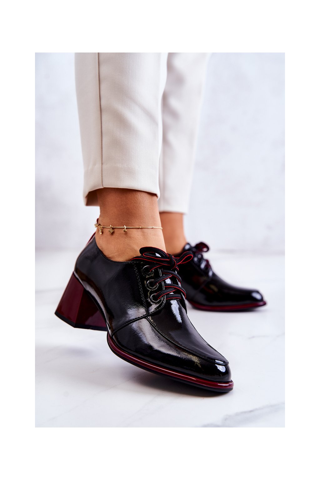 Čierne dámske poltopánky z eko kože s vysokým strihom a stĺpovom podpätku, kód produktu iX1220 LAKIER/BLK