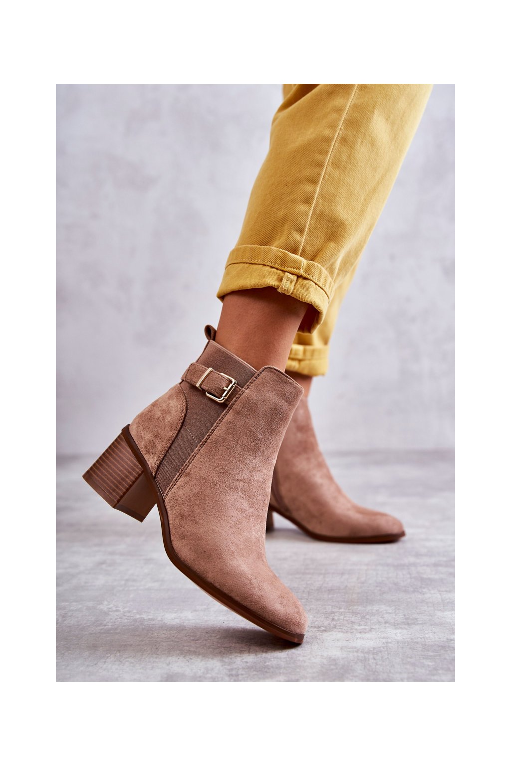 Hnedé dámske členkové topánky na stĺpkovom podpätku z eko semiše, kód produktu DA67P KHAKI