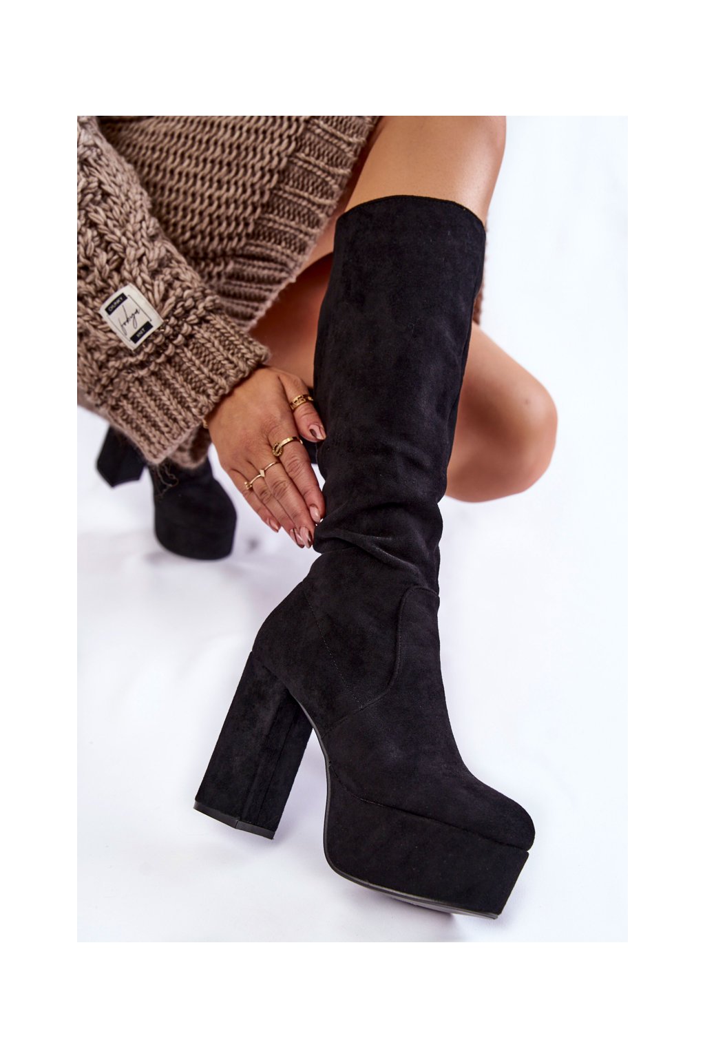Dámske čierne semišové členkové čižmy na vysokom stĺpovom podpätku a platforme, kód produktu OM9111-1 BLACK
