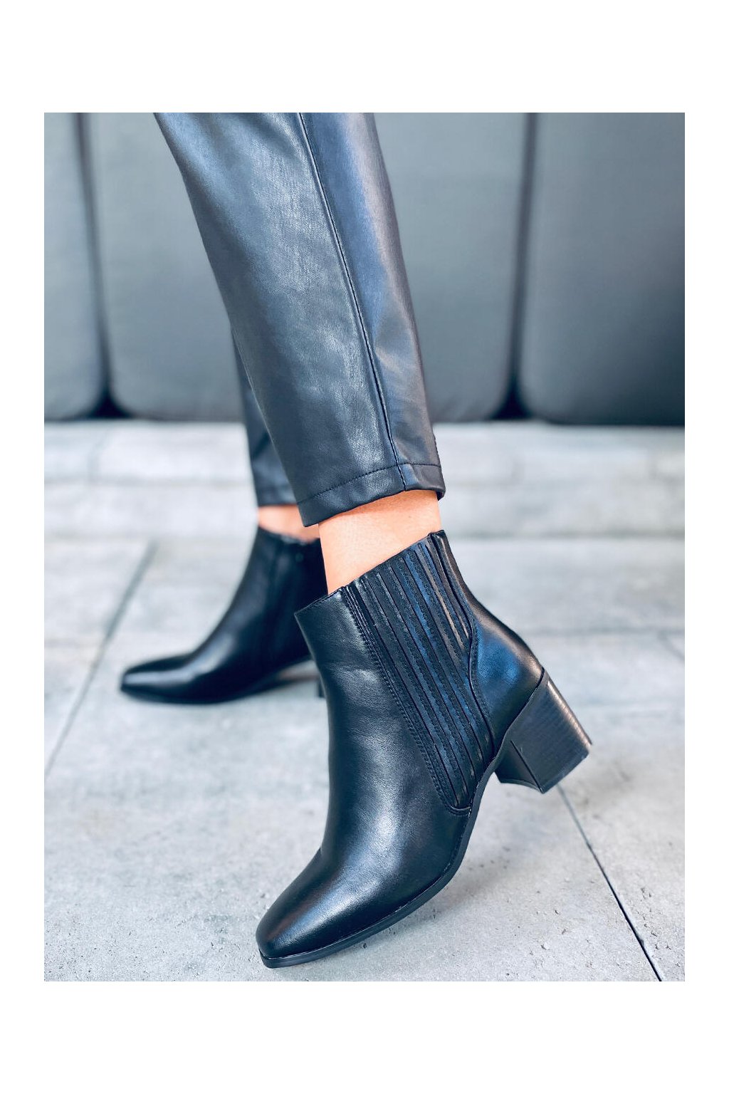 Dámske čierne členkové topánky na širokom podpätku, kód produktu 8297-C284