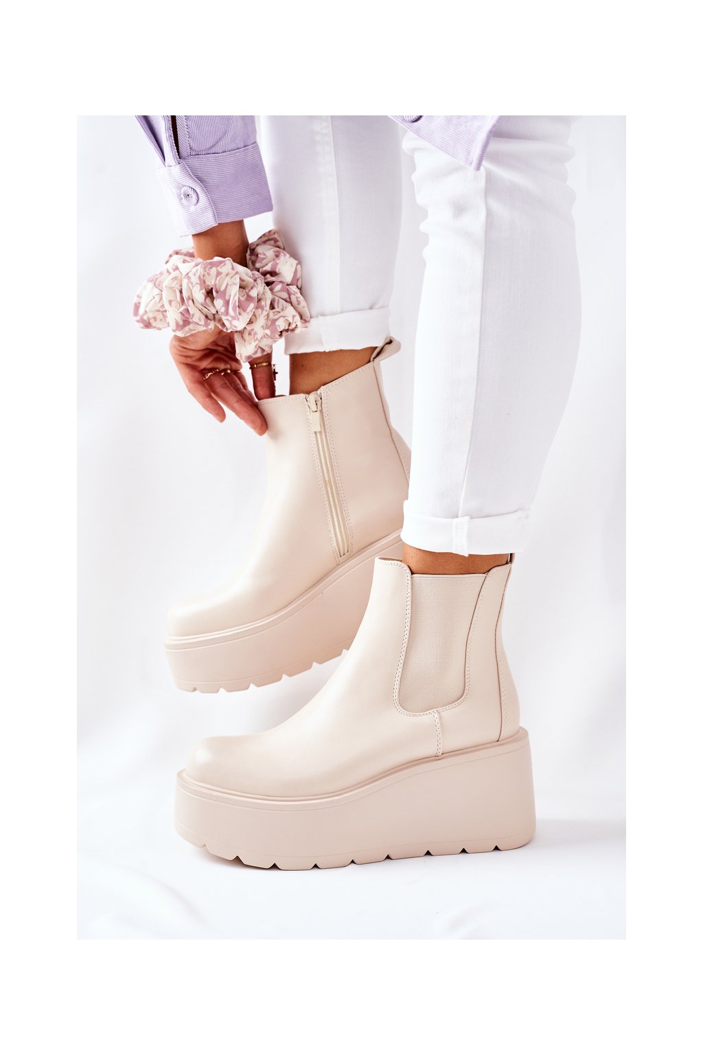 Béžové dámske členkové topánky na podpätku z ekologickej kože, kód produktu QT22 BEIGE