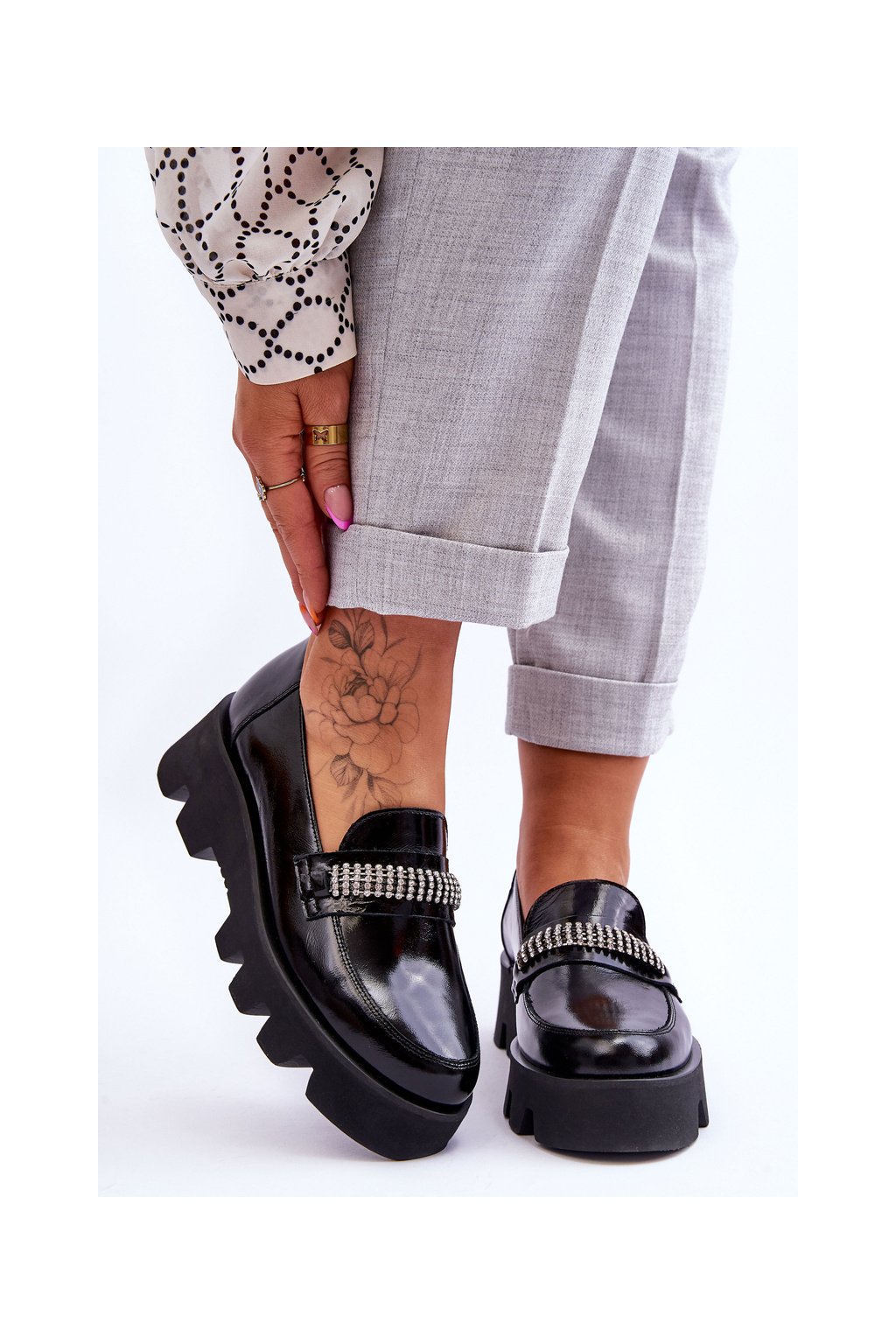 Čierne dámske kožené mokasíny na rovnej podrážke s retiazkou a kamienkami, kód produktu 2600/600 BLACK