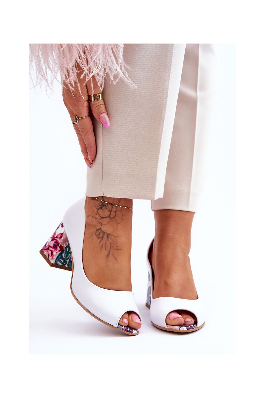 Biele dámske kožené lodičky na nízkom podpätku, kód produktu 2608/K BIAŁY GROCH