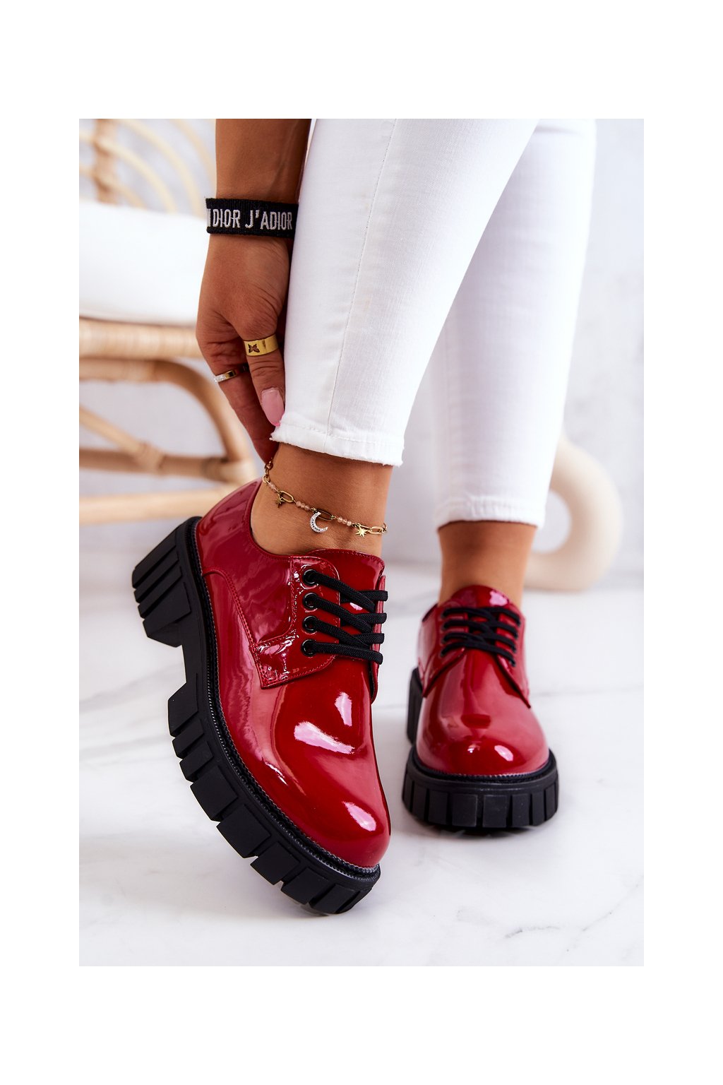 Dámske červené lakované poltopánky z eko kože s nízky podpätok, kód produktu 210013R-LA RED