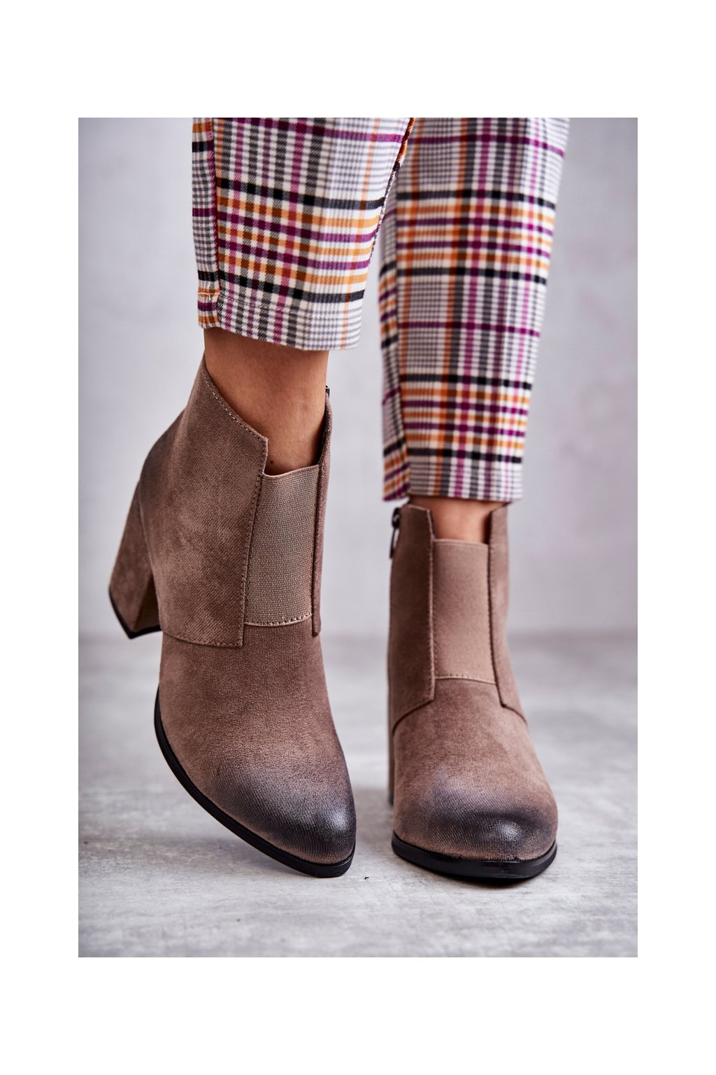 Hnedé dámske členkové topánky na stĺpovom podpätku z eko semiše, kód produktu 260035DTA-SU