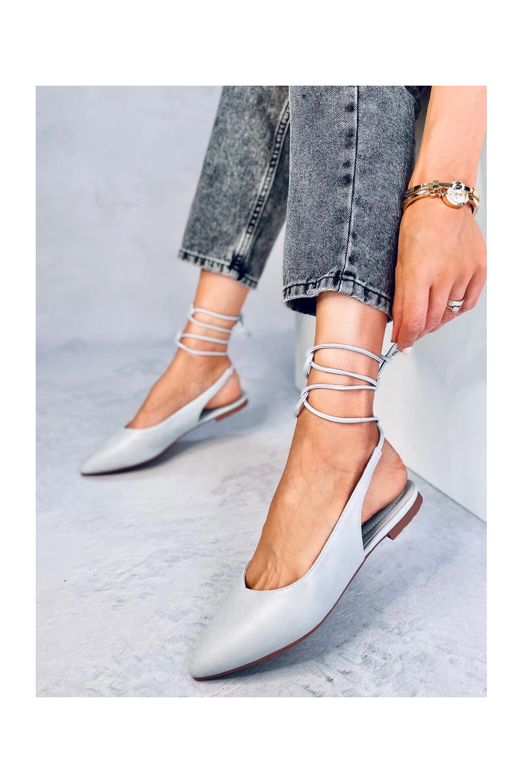 Dámske sivé elegantné baleríny s špicatou špičkou a viazaním na členku, kód produktu NF-69P