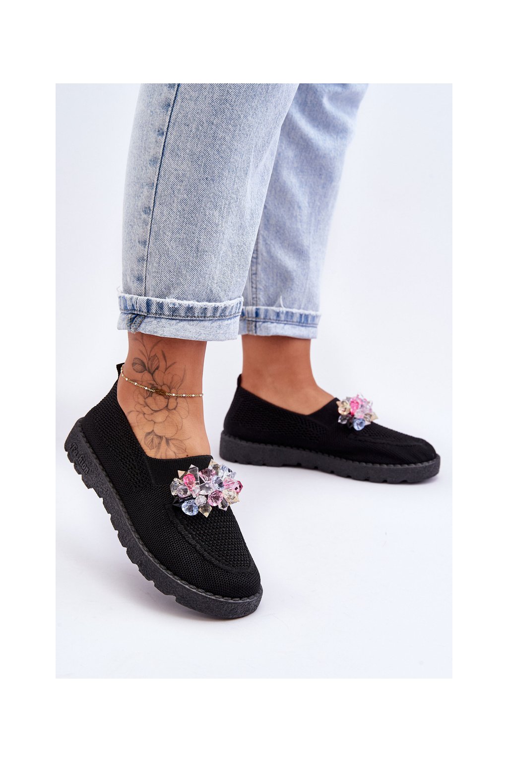 Čierne dámske textilné tenisky na rovnej podrážke s ozdobnými kamienkami, kód produktu JY303A BLACK