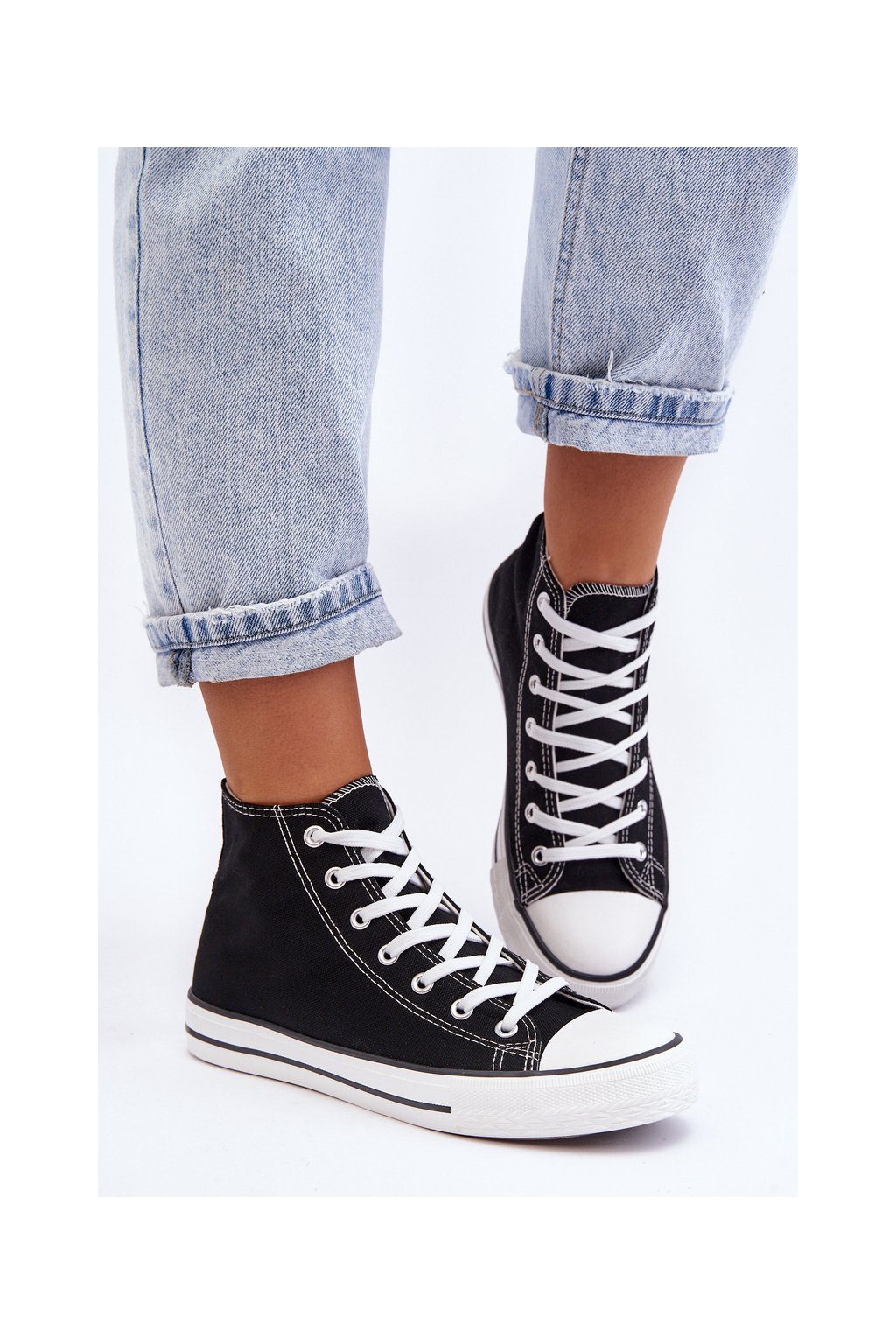 Čierne dámske textilné tenisky na šnúrovanie s rovnou podrážkou, kód produktu 845-A BLACK