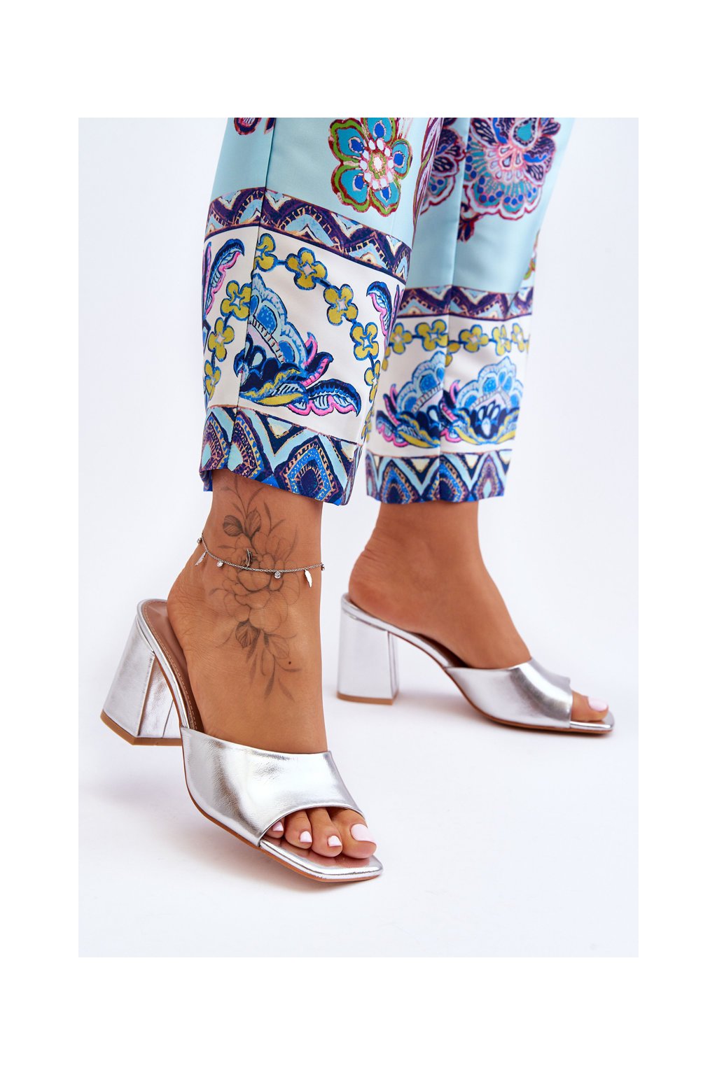 Dámske strieborné šľapky s eko kožou na stĺpovitom podpätku, kód produktu S-1066 SILVER