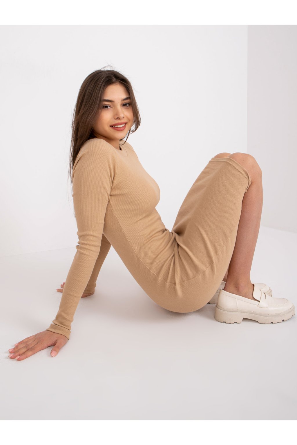 Dámske hnede camel šaty vypasované kód produktu EM-SK-691.52P