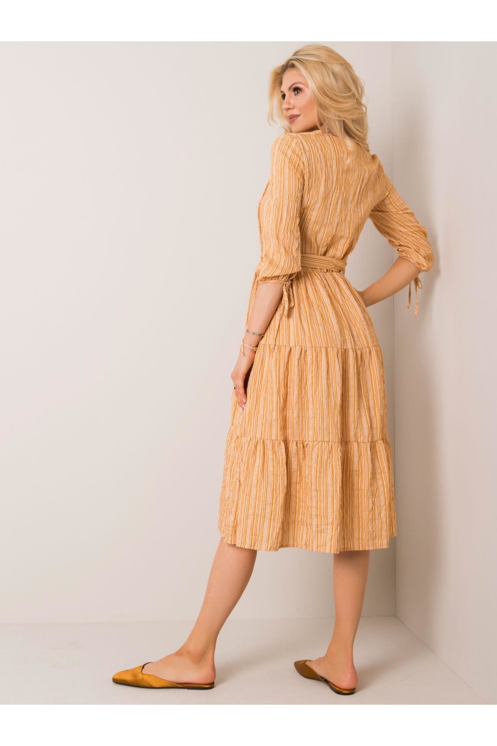 Dámske tmavo-žlte šaty s volánom kód produktu LK-SK-508005.07P