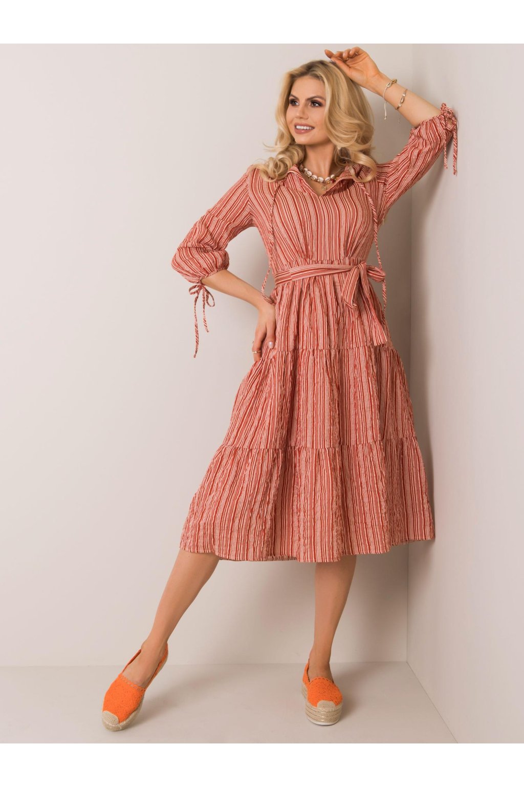 Dámske svetlo-hnede šaty s volánom kód produktu LK-SK-508005.07P