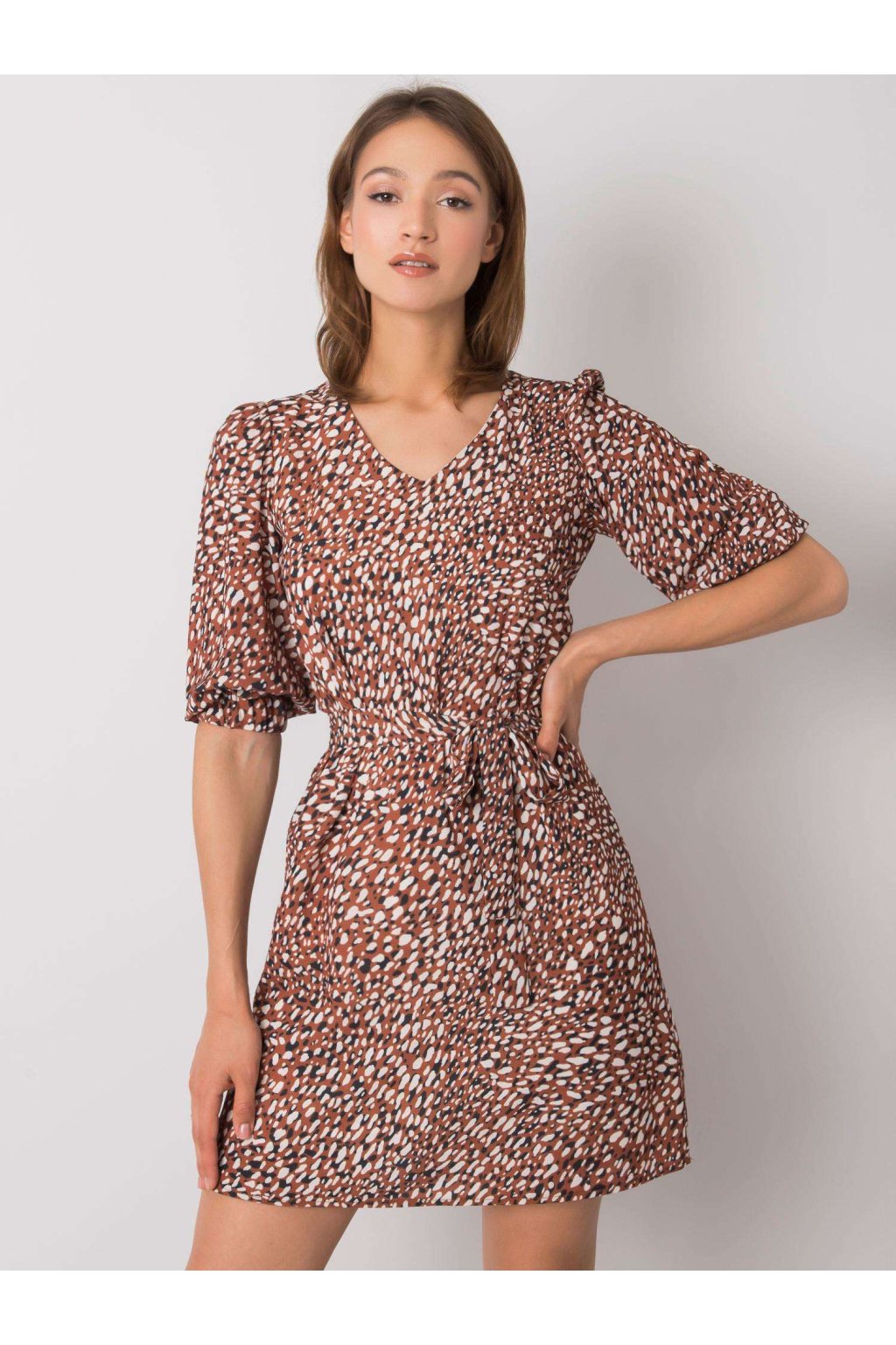 Dámske hnede šaty s podtlačeným vzorom kód produktu LK-SK-508079.47P