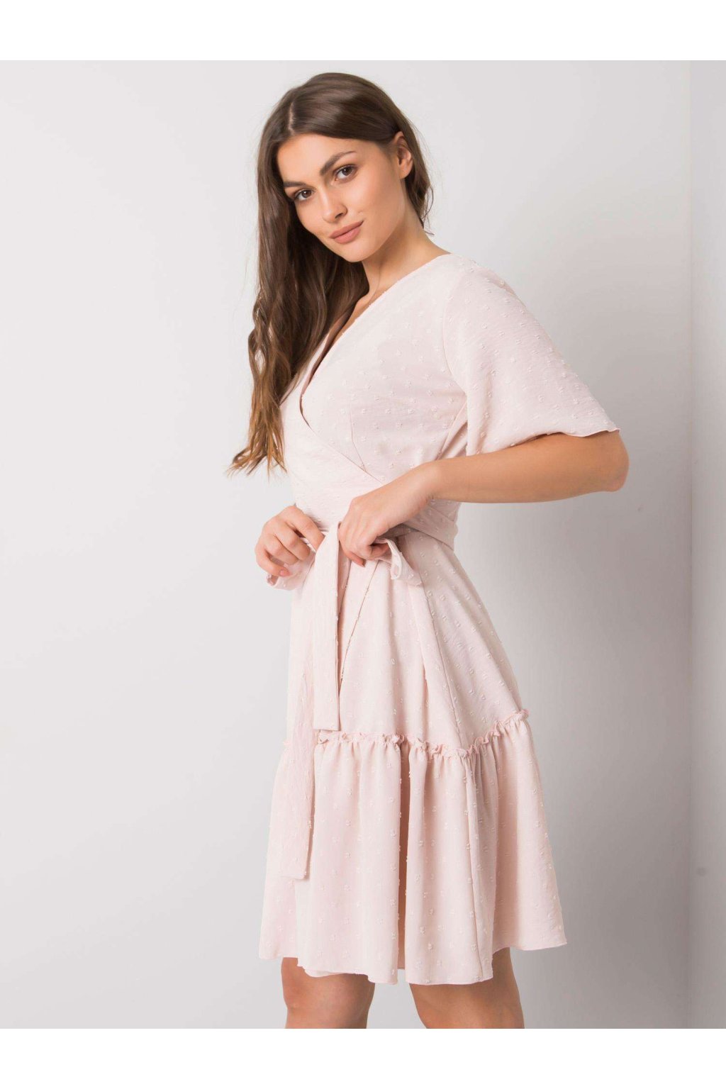 Dámske svetlo-ružove šaty s volánom kód produktu LK-SK-508623.24X