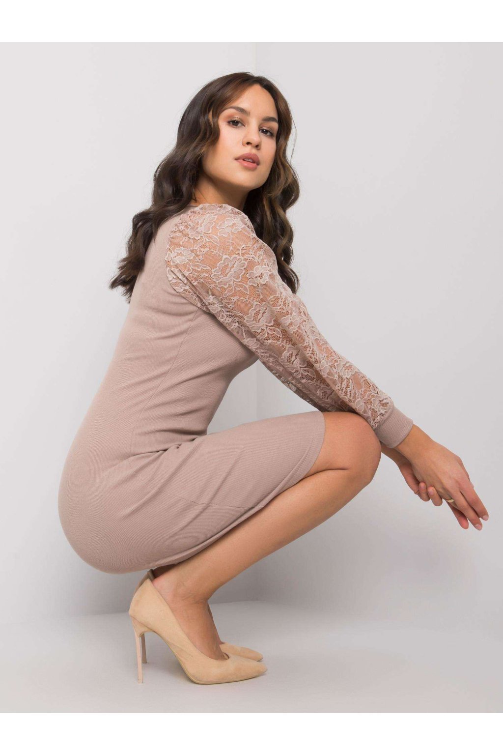 Dámske tmavo-béžove šaty vypasované kód produktu RV-SK-7346.98