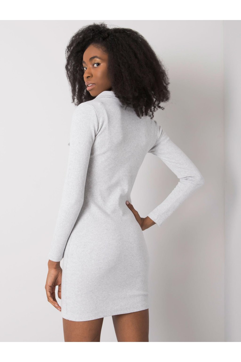Dámske svetlo-sive šaty vypasované kód produktu RV-SK-7435.38