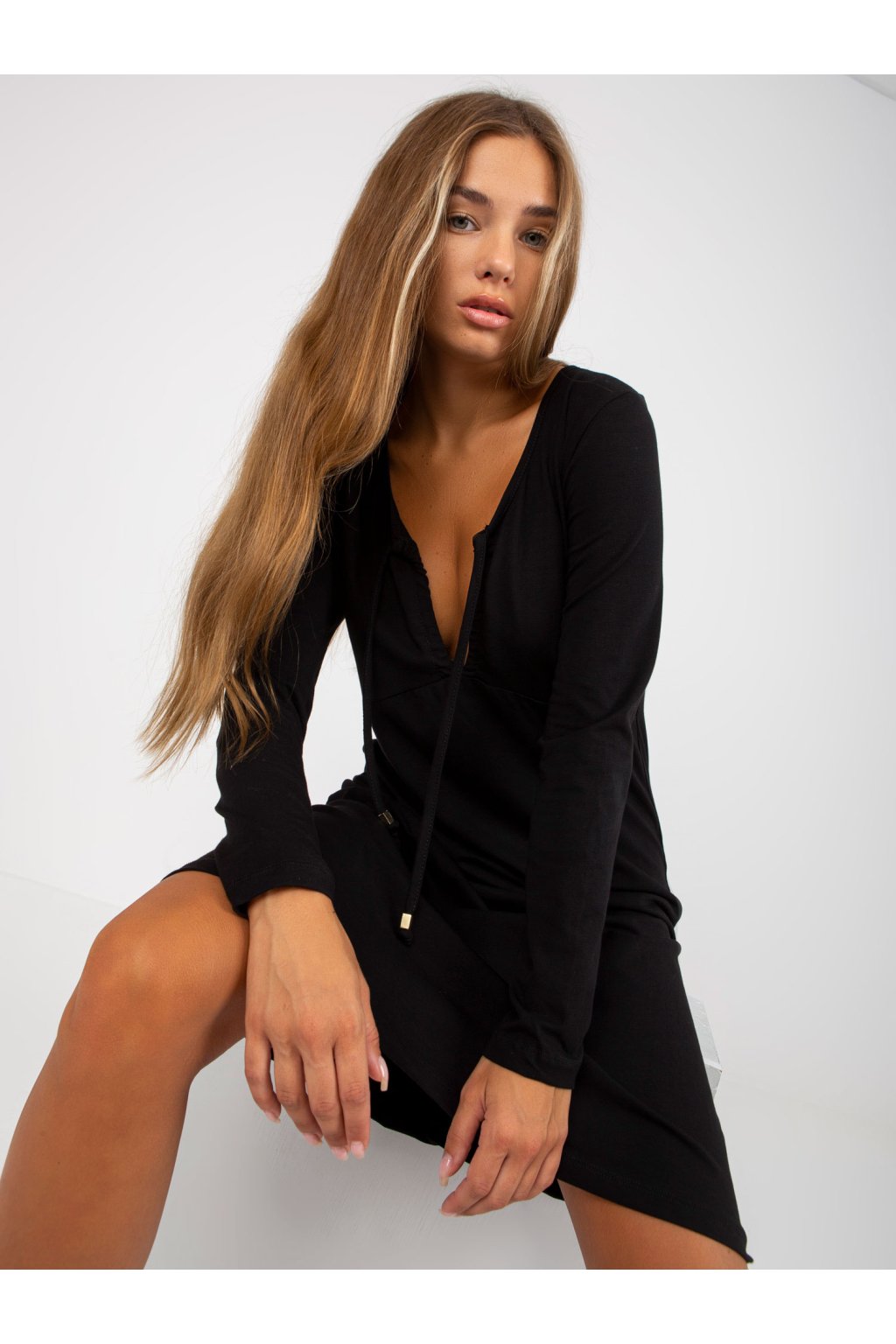 Dámske čierne šaty na bežný deň kód produktu RV-SK-8054.46P