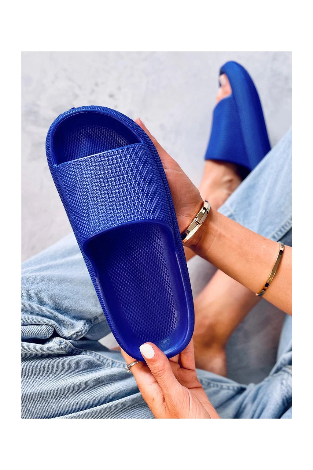 Dámske modré gumové šľapky na bežné nosenie s otvorenou špičkou, kód produktu V8300