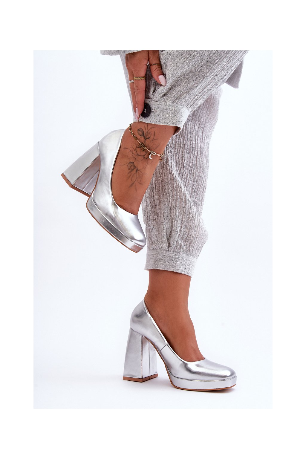 Dámske strieborné lodičky s hranatou špičkou z eko kože na 10,5 cm podpätku, kód produktu N045 SILVER