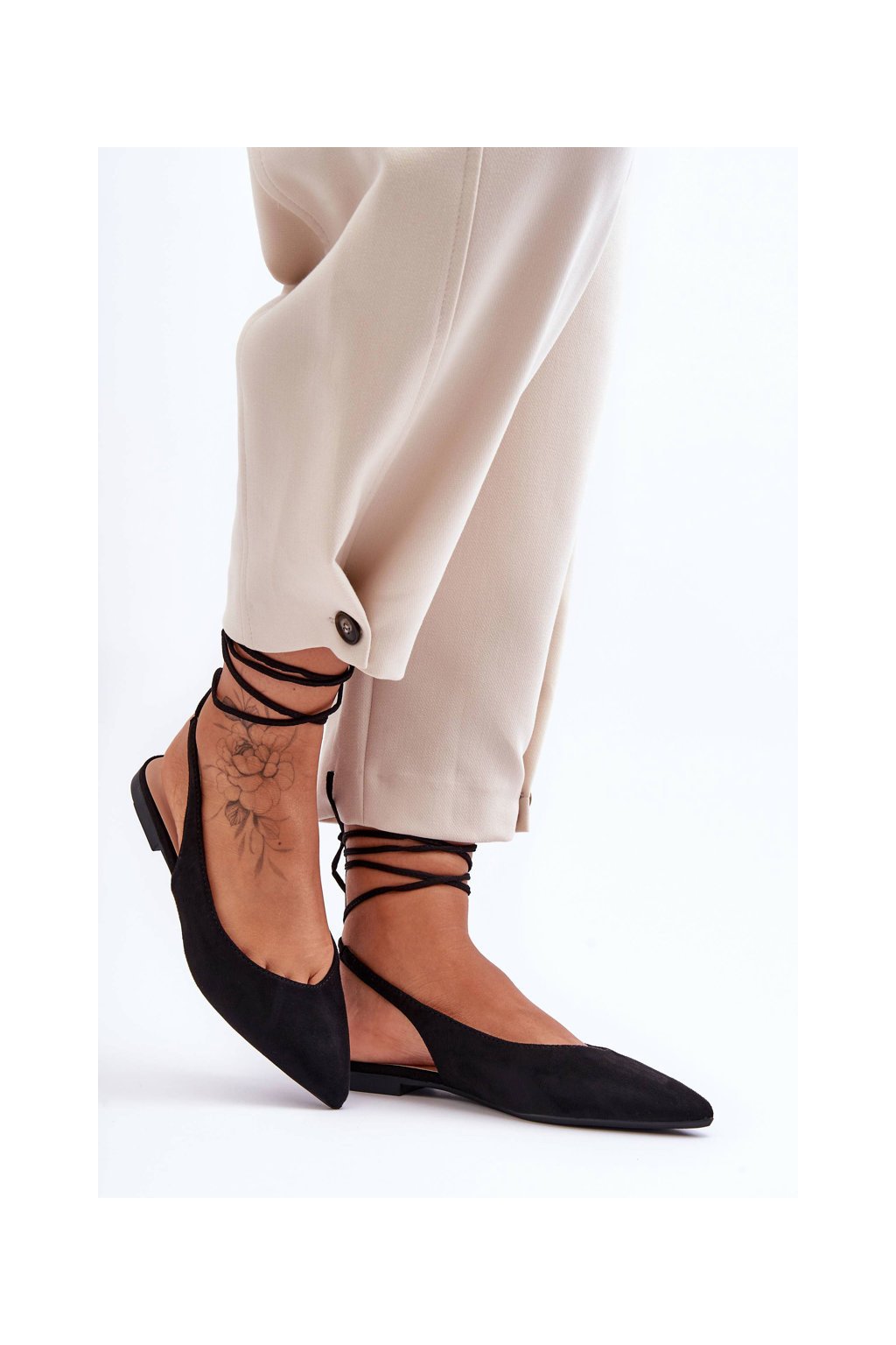Čierne dámske balerínky z eko semišu s viazaním okolo členka, rovná podrážka, kód produktu 4075 BLACK