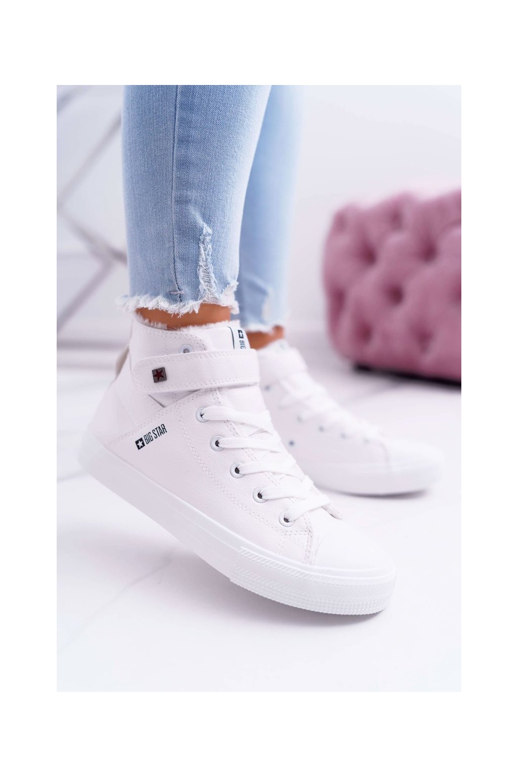 Biele dámske tenisky z eko kože s hrejivou kožušinou na rovnej podrážke, kód produktu V274541FW WHITE