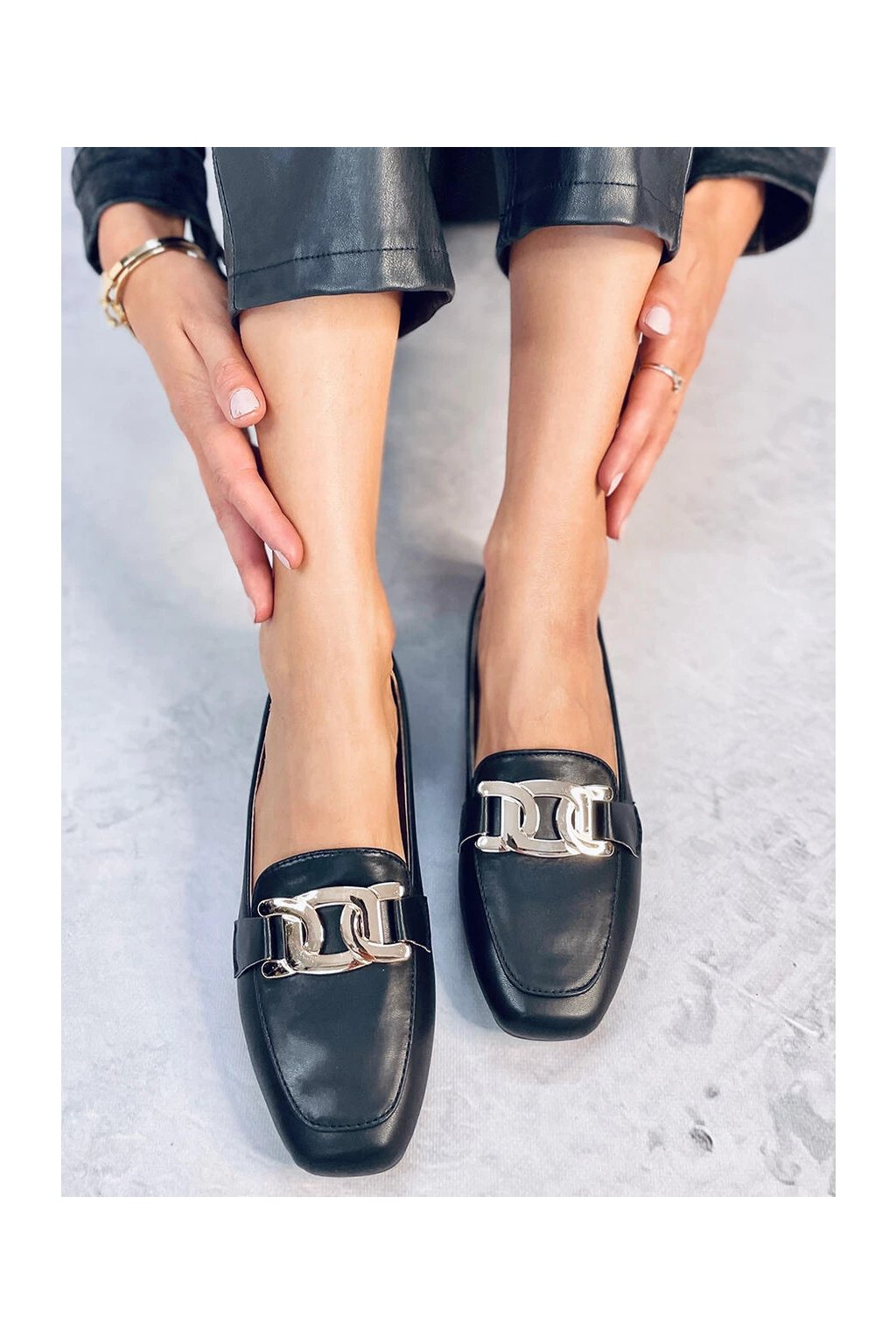 Dámske čierne elegantné mokasíny z eko kože, hladké, hranatá špička, kód produktu GO-26